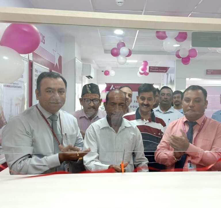 Dehradun – रिंग रोड 6 नंबर पुलिया चौक के पास AXIS Bank की नई शाखा के केश काउंटर का समाजसेवी महावीर सिंह बिष्ट ने किया शुभारंभ