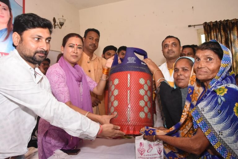 Uttarakhand – कैबिनेट मंत्री रेखा आर्या ने किया बाजपुर में निःशुल्क अंत्योदय रिफिल गैस सिलेंडर का वितरण