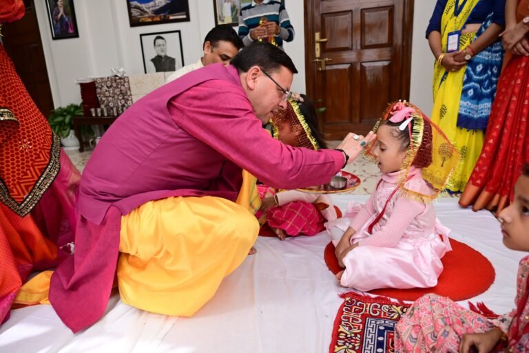 Uttarakhand – शारदीय नवरात्र की नवमी पर सीएम धामी ने भी किया कन्या पूजन, देखें तस्वीरें