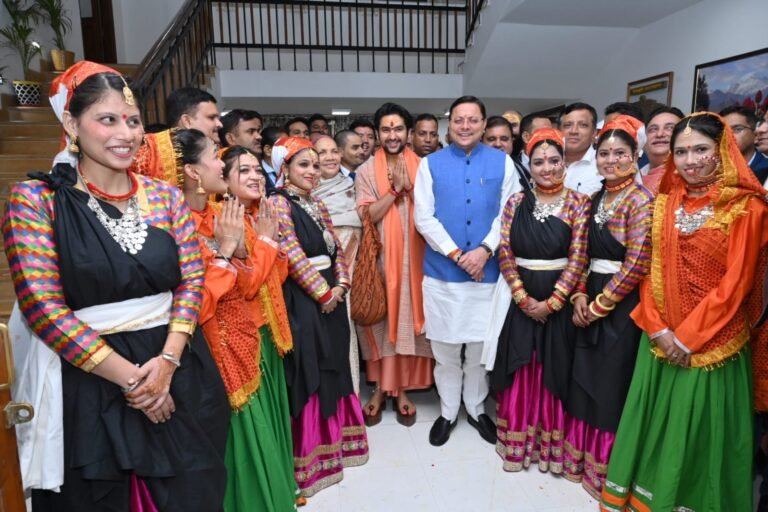 Uttarakhand – सीएम धामी ने बागेश्वर धाम के पीठाधीश्वर धीरेन्द्र शास्त्री का लिया आशीर्वाद