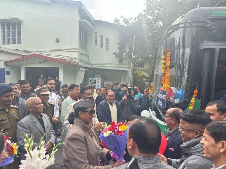 सचिवालय कर्मीयों के लिए स्मार्ट सिटी की इलेक्ट्रिक बस ‘’Doon Connect’’ सेवा का मुख्य सचिव राधा रतूड़ी ने किया शुभारंभ , यहां पढ़े