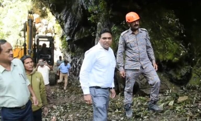 केदारनाथ यात्रा मार्ग पर अतिवृष्टि के चलते ग्राउंड जीरो पर पहुंचे रुद्रप्रयाग के प्रभारी सचिव डा.आर राजेश कुमार,यात्रा मार्ग पर चले कार्यों का किया स्थलीय निरीक्षण