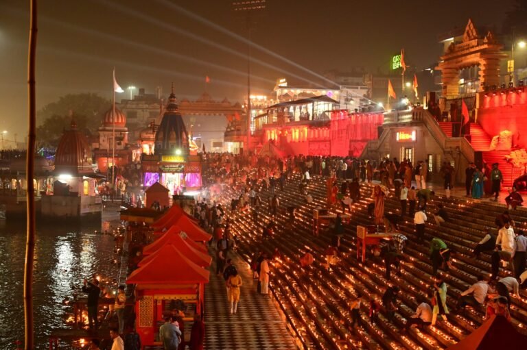 ‘गंगा दीपोत्सव’ पर 3 लाख से ज्यादा दीपों से जगमगा उठे गंगा घाट, भव्य लेज़र शो ने जीता सभी का दिल – .