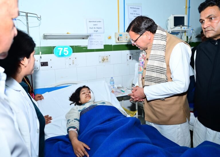 सुशीला तिवारी अस्पताल पहुंच सीएम धामी ने भीमताल बस दुर्घटना में घायल यात्रियों का जाना हाल, यहां पढ़े – .