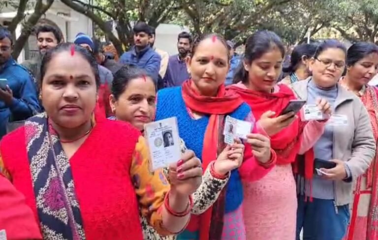 उत्तराखंड में निकायों के लिए सुबह से मतदान जारी,1 बजे तक 30 फीसदी हुआ मतदान
