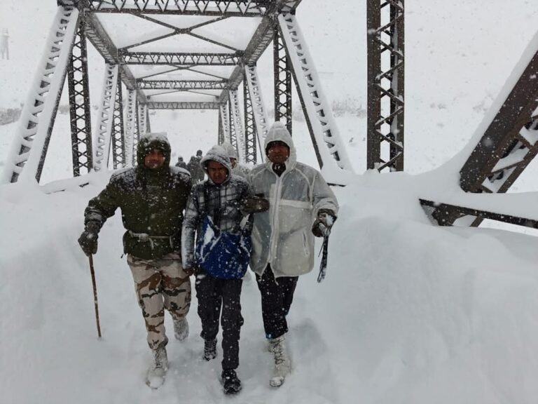 माणा हिमस्खलन हादसे में अब तक 47 मजदूरों का सफल रेस्क्यू, सीएम धामी ने किया हवाई निरीक्षण – .