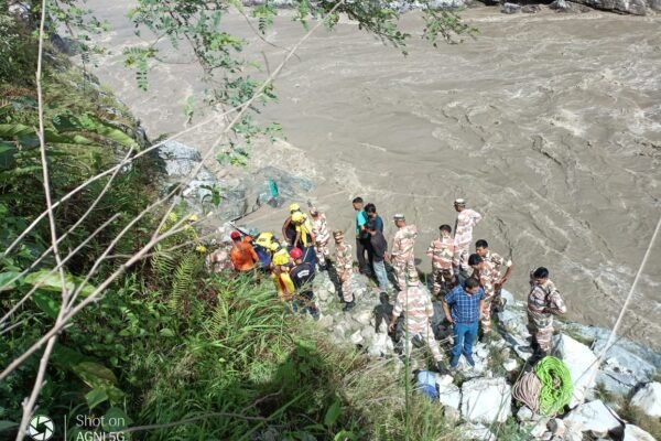 उत्तराखंड में अलकनंदा नदी में समाई बस,बस हादसे से मची अफरा-तफरी