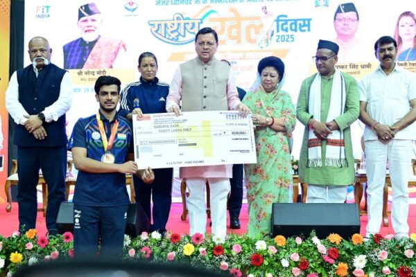 मेजर ध्यानचंद जयंती और राष्ट्रीय खेल दिवस के समारोह में शामिल हुए मुख्यमंत्री पुष्कर धामी,खिलाड़ियों को किया सम्मानित