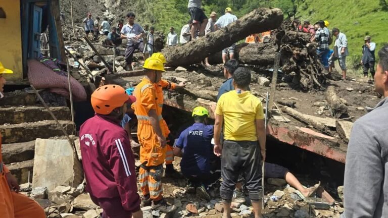 यहां 16 घंटे बाद मलबे से जिंदा निकला व्यक्ति , देखें Video – .