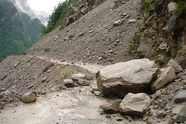 पिथौरागढ़ जिले में भारी बारिश से दो दर्जन से ज्यादा मोटर मार्ग ठप, यहां पढ़े – .