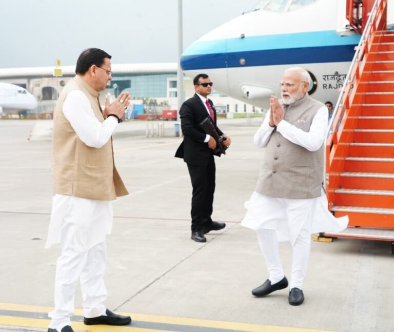 प्रधानमंत्री नरेंद्र मोदी पहुंचे जौलीग्रांट एयरपोर्ट,सीएम धामी ने पीएम का किया स्वागत